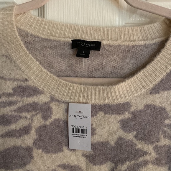 NWT ANN TAYLOR FACTORY SWEATER SIZE L - Picture 3 of 6